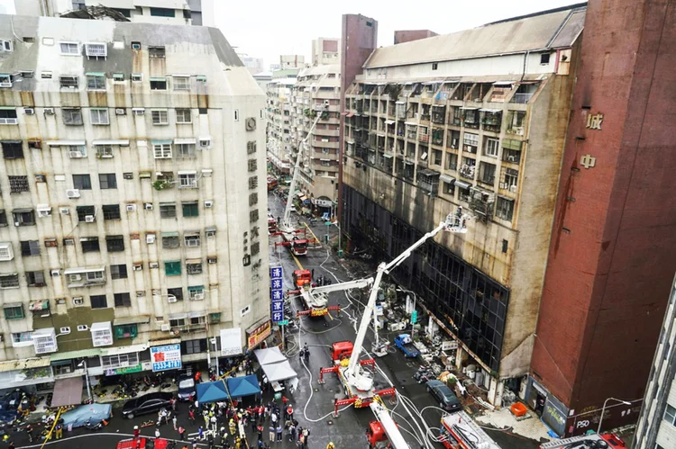 Equipes de resgate trabalham após o incêndio que destruiu edifício em Kaohsiung, sul de Taiwan, em 14 de outubro de 2021. (AFP/AFP)