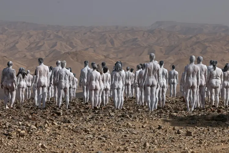 Centenas de pessoas nuas e pintadas de branco posam no Mar Morto para o fotógrafo americano Spencer Tunick. (AFP/AFP)