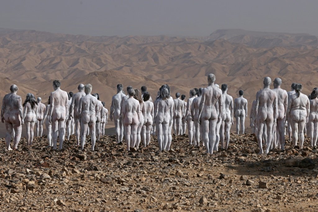 Centenas de pessoas nuas e pintadas de branco posam no Mar Morto