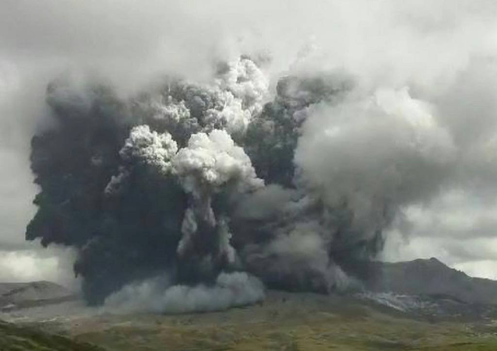 Japão: as encostas do vulcão estavam cobertas por torrentes de cinzas, que se deslocavam na direção de um museu próximo (AFP/AFP)