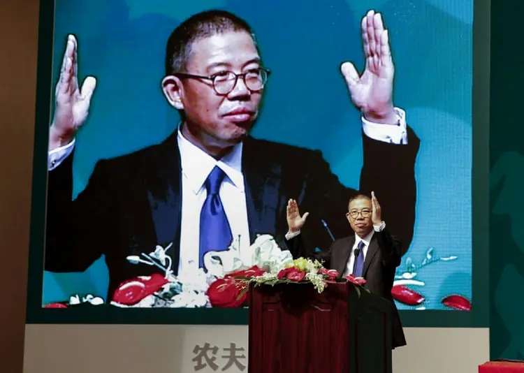 Zhong Shanshan durante conferência apresentando produtos da empresa (AFP/AFP)