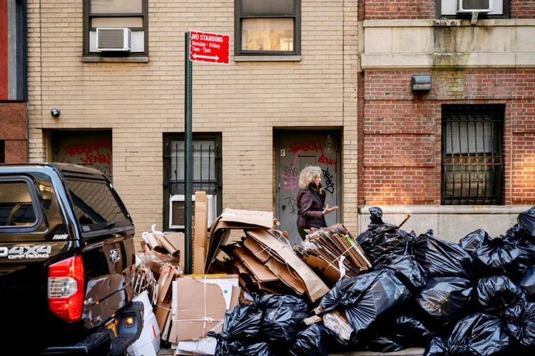 Sacos de lixo se acumulam em uma rua de Manhattan após uma demora na coleta de lixo por trabalhadores insatisfeitos com a vacinação obrigatória imposta pelo prefeito de Nova York, em 28 de outubro de 2021. (AFP/AFP)