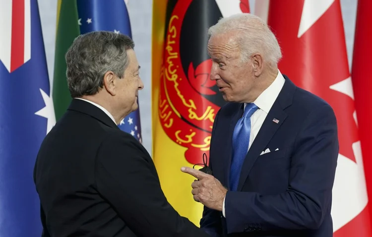 O presidente dos EUA, Joe Biden, é saudado pelo primeiro-ministro italiano Mario Draghi ao chegar à cúpula dos líderes do G20 em Roma, em 30 de outubro de 2021 (AFP/AFP)