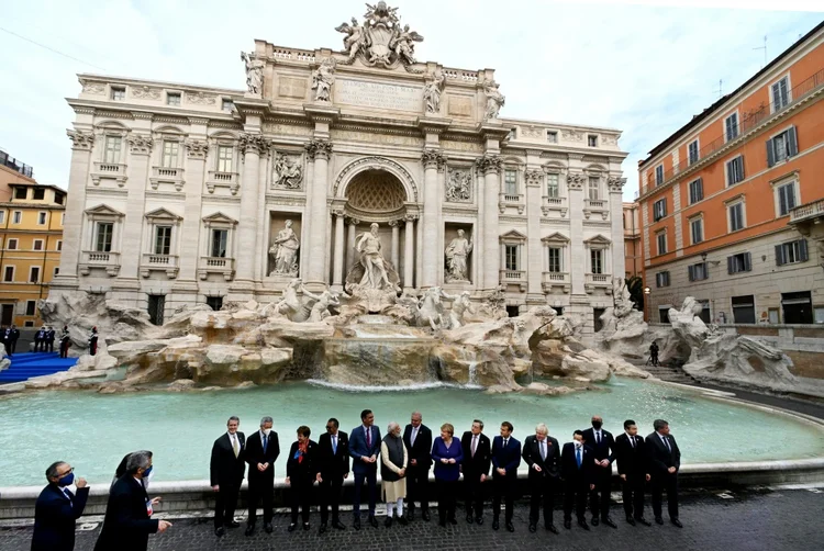 Líderes do G20 posam para fotos na Fontana de Trevi, em Roma (Foto/AFP)