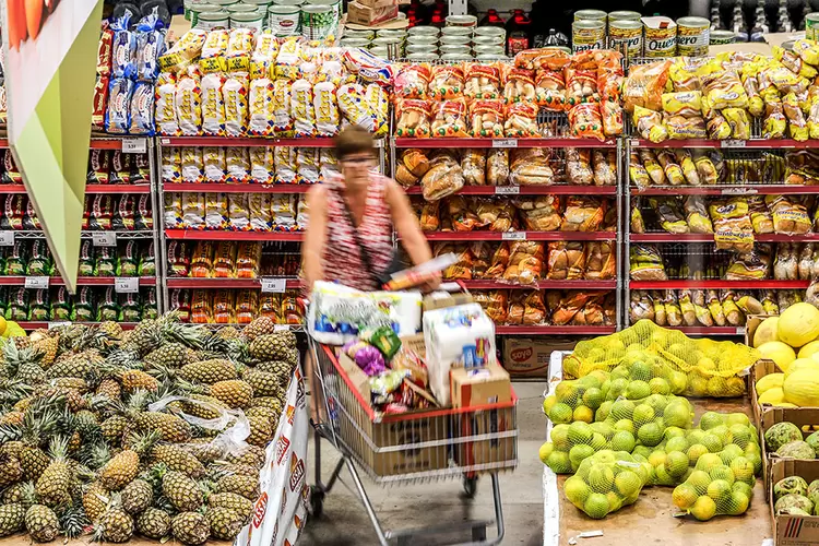 Os supermercados tendem a ter margens financeiras maiores em 2024 à medida em que o efeito climático do El Niño (Paulo Whitaker/Reuters)
