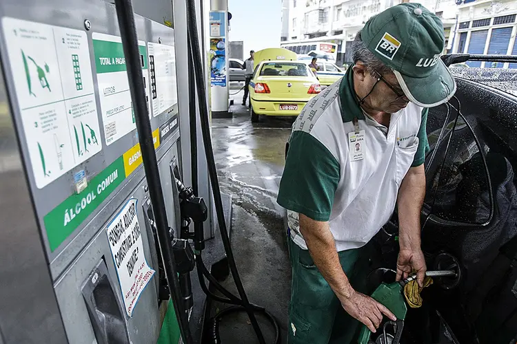 Posto de combustível: gasolina não foi reajustada pela Petrobras, mas está defasada em relação ao mercado internacional (Sergio Moraes/Reuters)