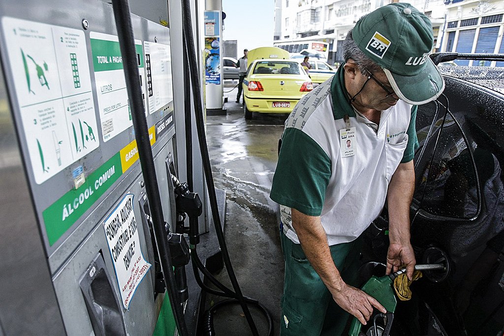 Posto de combustível: gasolina não foi reajustada pela Petrobras, mas está defasada em relação ao mercado internacional (Reuters/Sergio Moraes)