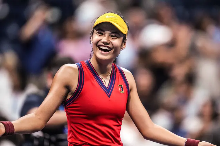 Emma Raducanu comemora após vencer partida contra Maria Sakkari na semifinal do Aberto dos EUA
 (Danielle Parhizkaran-USA TODAY Sports/Reuters)