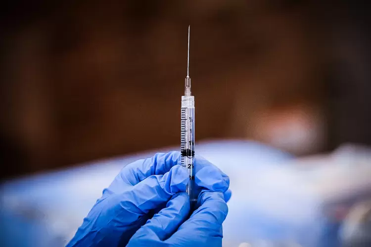 As vacinas contra a Covid-19 foram desenvolvidas para proteger contra casos graves e morte (Brendan McDermid/Reuters)