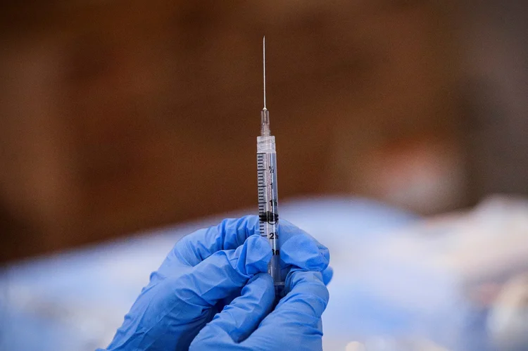 A Pfizer chegou a solicitar a ampliação dessa autorização para crianças de 5 a 11 anos e o pedido, segundo a Anvisa, segue em análise (Brendan McDermid/Reuters)