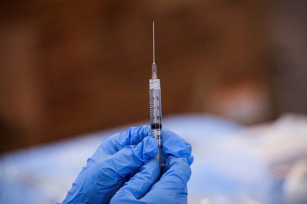 Dose de vacina da Pfizer  (Brendan McDermid/Reuters)
