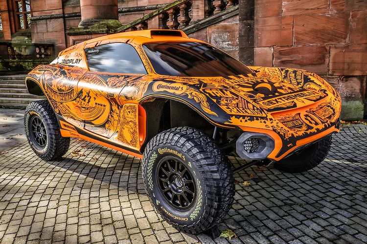 Carro da McLaren para disputa da Extreme E é apresentado em Glasgow, na Escócia. (Chris Jackson/Pool/Reuters)