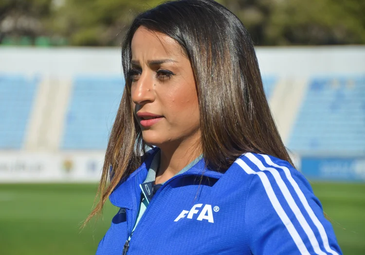 Esra'a al-Mobideen, que fez parte da primeira equipe de mulheres árbitras a apitar um jogo do campeonato da Jordânia, durante entrevista à Reuters em Amã. (Muath Freij/Reuters)