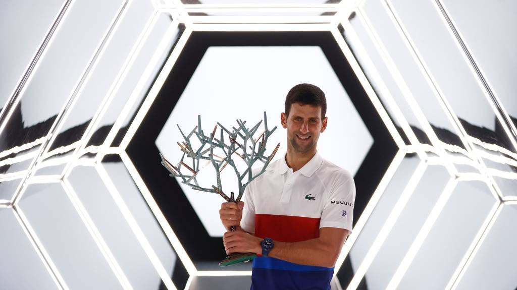 Djokovic supera Medvedev e vence Masters de Paris pela sexta vez