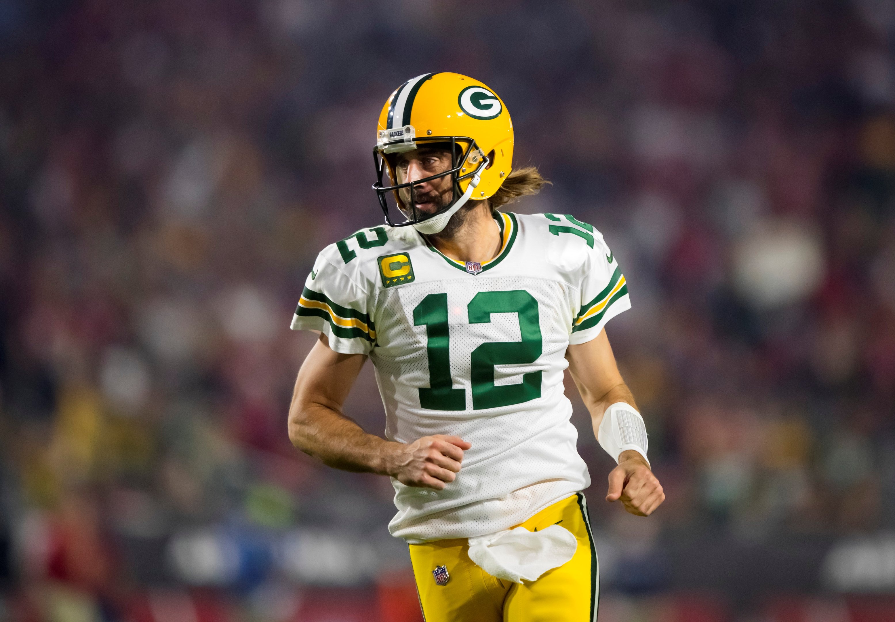 Patrocinadores cancelam contratos com astro da NFL contrário à vacina