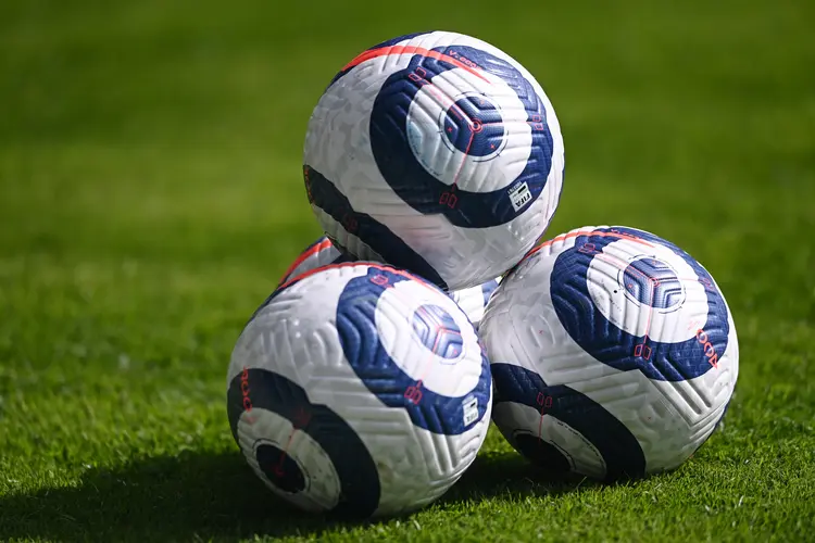 Bolas usadas pela Premier League no gramado antes de partida entre Leeds United e Sheffield United. (Laurence Griffiths/Pool/Reuters)
