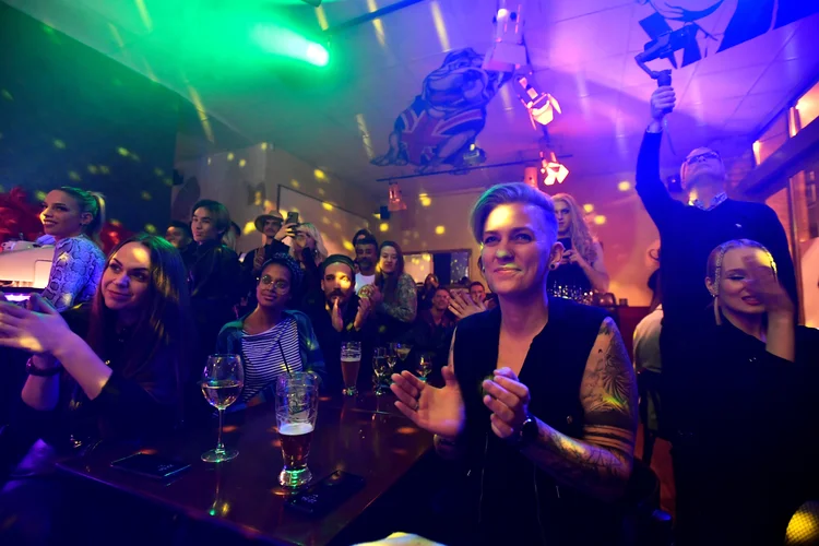 Público aplaude apresentação em reabertura de bar LGBTQ bar em Budapeste. (Marton Monus/Reuters)