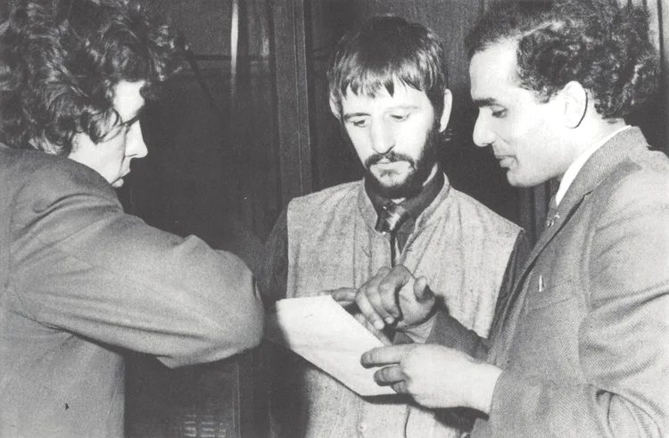 Suresh Joshi ao lado de John Brahn e Ringo Starr em 1968 em Liverpool. (Museus dos Beatles de Liverpool/Reuters)