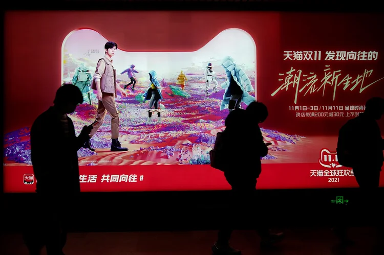Propaganda promovendo o Dia dos Solteiros do Alibaba em Xangai, na China: gigante do e-commerce popularizou a data e quebra recordes de vendas ano após ano (Aly Song/Reuters)