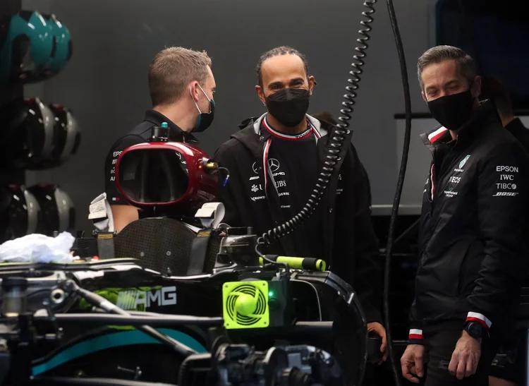 Lewis Hamilton no boxe da Mercedes em Interlagos (Ricardo Moraes/Reuters)
