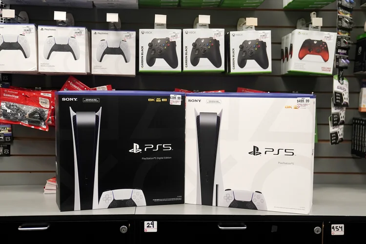 Playstation 5, da Sony, em um loja de Nova York (EUA) 
 (Carlo Allegri/Reuters)