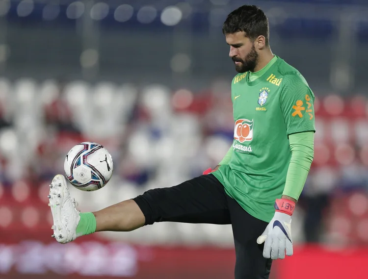 Goleiro Alisson durante aquecimento antes de jogo do Brasil (Cesar Olmedo/Reuters)