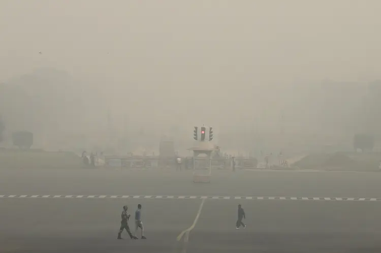 Índia: neblina e fumaça tóxica tomam o céu da capital Nova Délhi (Anushree Fadnavis/Reuters)
