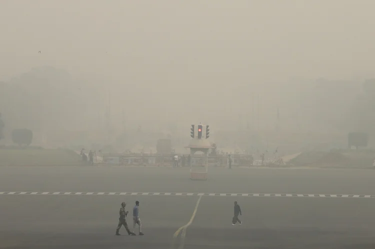 Índia: neblina e fumaça tóxica tomam o céu da capital Nova Délhi (Anushree Fadnavis/Reuters)