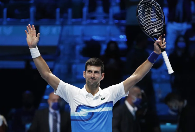Novak Djokovic comemora após vencer na estreia do ATP Finals em Turim. (Guglielmo Mangiapane/Reuters)