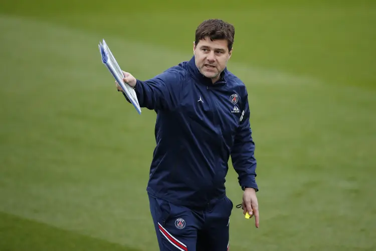 Mauricio Pochettino comanda treinamento do Paris St Germain no centro de treinamento do clube. (Gonzalo Fuentes/Reuters)