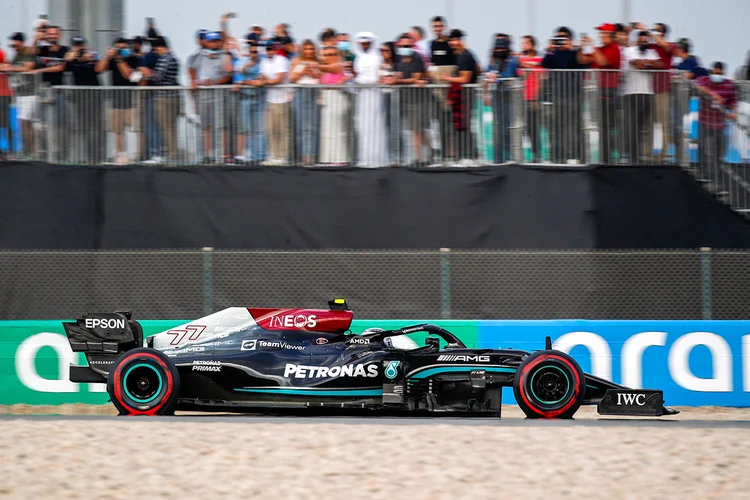 Piloto Valtteri Bottas, da Mercedes, durante treino livre para GP do Catar de F1. (Hamad I Mohammed/Reuters)