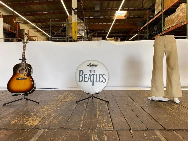 Depósito da Julien's Auctions com artigos dos Beatles na Califórnia, EUA. (Jane Ross/Reuters)