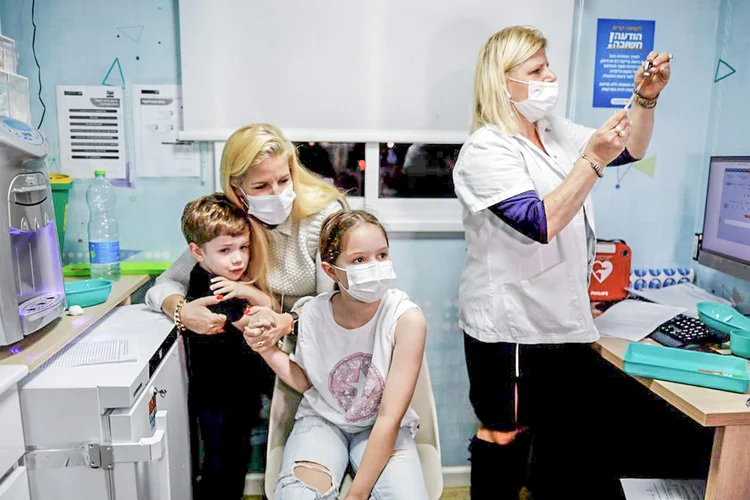 Decisão foi tomada após alta em casos de covid-19. (Corinna Kern/Reuters)