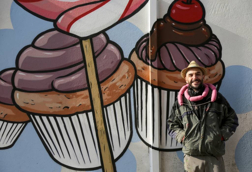 Artista de rua italiano encara racismo transformando suásticas em cupcakes