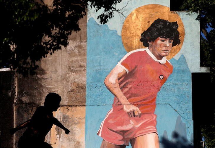 Fãs de Maradona relembram gigante polêmico do futebol um ano após morte