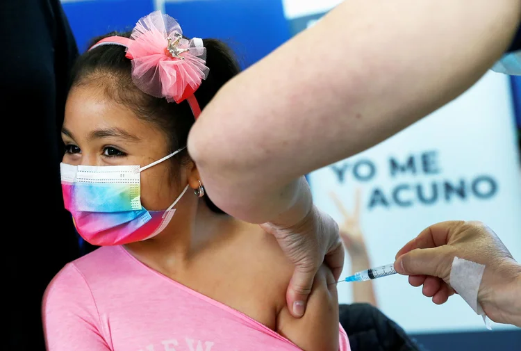 Criança recebe dose da vacina contra covid-19 Coronavac em escola pública em Concón, no Chile. (Rodrigo Garrido/Reuters)