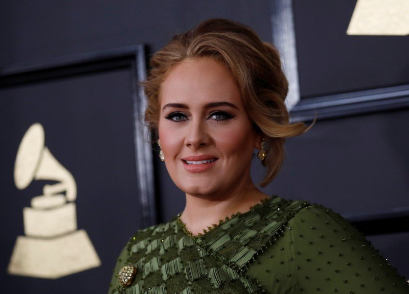 Adele lidera paradas britânicas com álbum recordista
