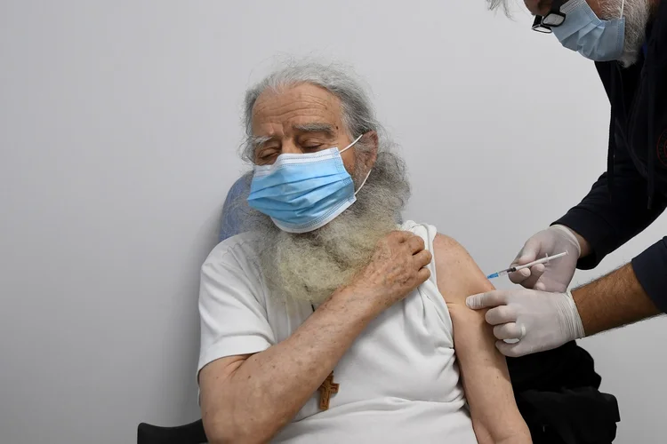 Grécia: Idoso toma vacina da Pfizer-BioNTech contra a Covid-19 no Monte Athos, Grécia. (Alexandros Avramidis/Reuters)