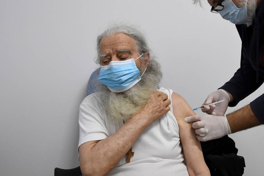 Grécia impõe multa mensal de 100 euros a maiores de 60 anos não vacinados