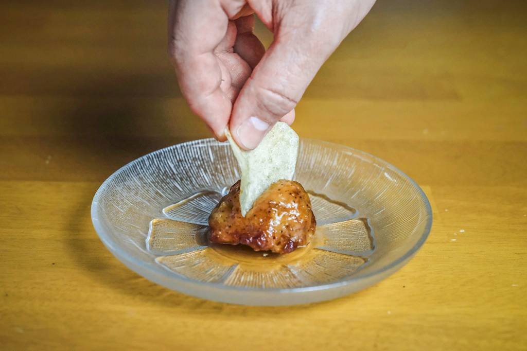 Panela mágica deixa frango tão macio que dá para cortá-lo com batata chips
