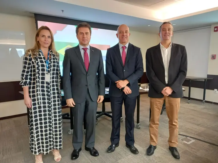 Viviane Barreto, diretora de RI da FDC; Luís Castiglioni, ministro da Indústria e Comércio do Paraguai; Antonio Batista da Silva Júnior, presidente Executivo da FDC; e André Proença, vice-presidente da FDC (FDC/Divulgação)