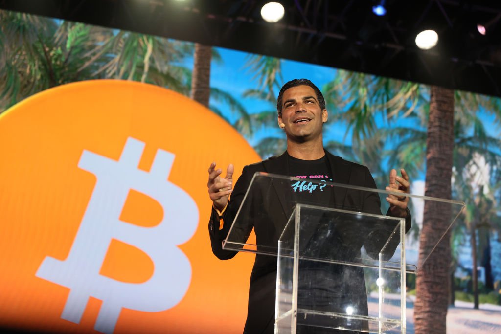 Prefeito de Miami anuncia que vai receber 100% do seu salário em bitcoin
