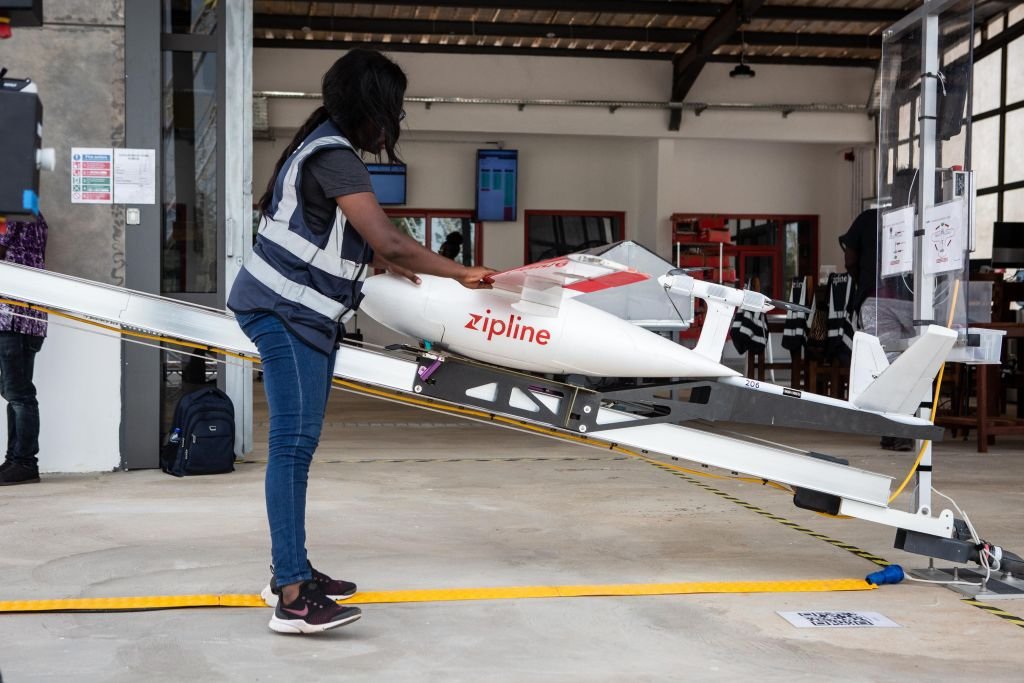 Drones levam vacina da Pfizer a lugares remotos na África