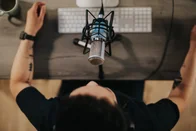Imagem referente à notícia: Podcast será a mídia dominante em 2025, segundo previsões do SXSW