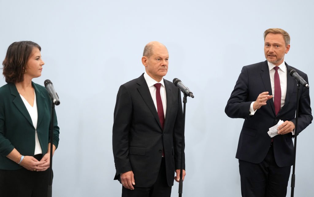 Annalena Baerbock (líder dos Verdes), Olaf Scholz (SPD) e Christian Lindner (do FDP): a expectativa é que o novo governo seja oficializado em 8 de dezembro (Kay Nietfeld/picture alliance/Getty Images)