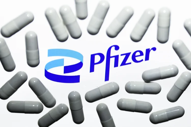 A Pfizer declarou que a Paxlovid mostrou eficácia de quase 90% na prevenção de hospitalizações e mortes em pacientes de alto risco. (Jakub Porzycki/NurPhoto/Getty Images)