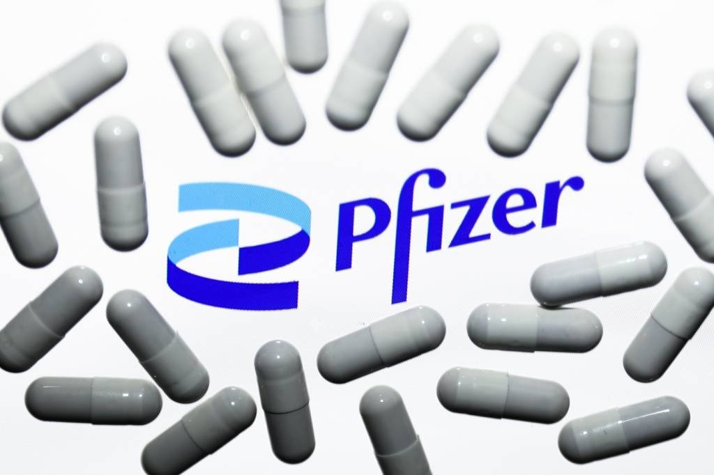 Brasileiro recebe pílula da Pfizer contra Covid-19 em Israel