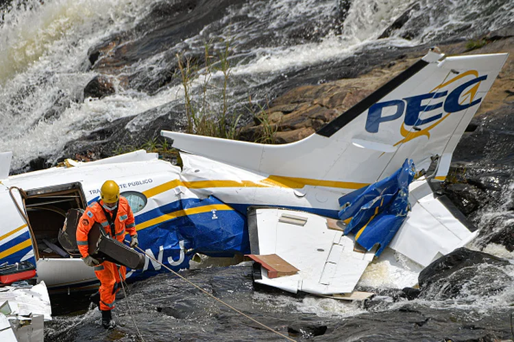 Bombeiro remove instrumento de de avião | Foto: Pedro Vilela/ Getty Images (Pedro Vilela/Getty Images)