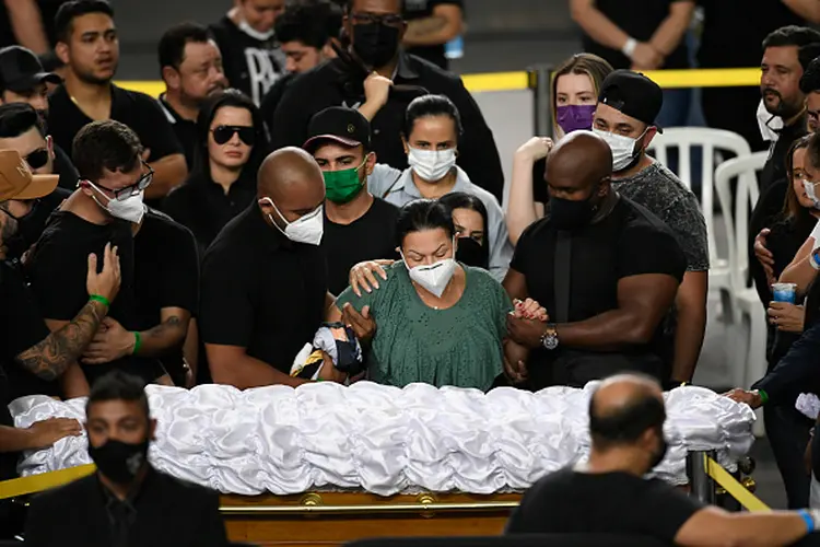 Ruth Moreira Dias, mãe da cantora Marília Mendonça chora ao lado do caixão de suas filhas durante velório da cantora na Arena Goiânia (Mateus Bonomi//Getty Images)