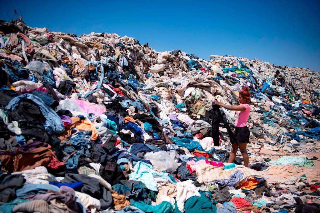 Cadeia de moda: pesquisadores, alunos e players do mercado se unem para discutir alternativas de diminuição de resíduos e circularidade na produção têxtil (MARTIN BERNETTI/Getty Images)